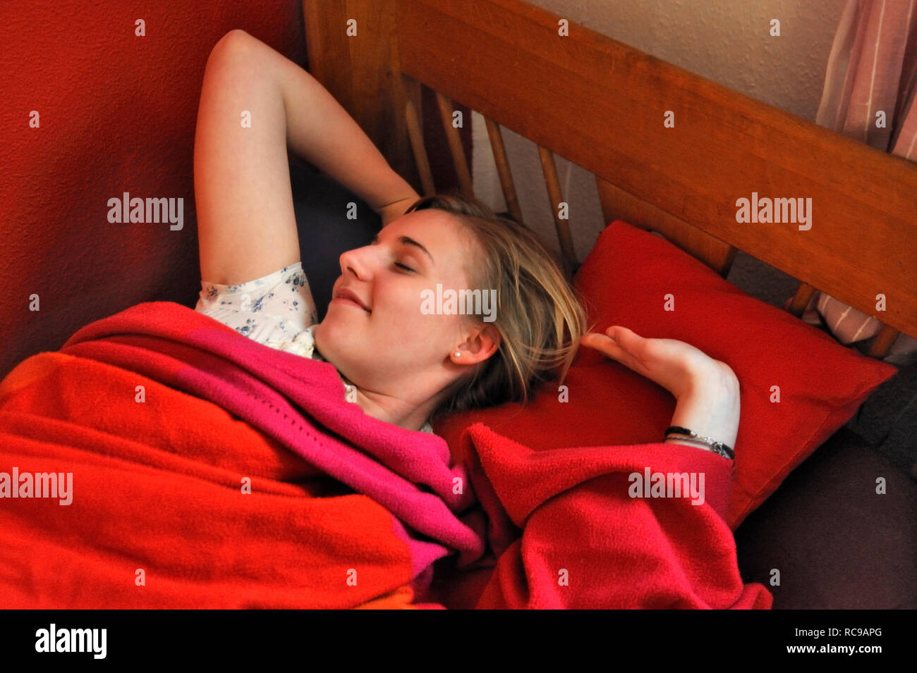 jugendliches Mädchen beim Aufwachen | young female teenager waking up Stock Photo