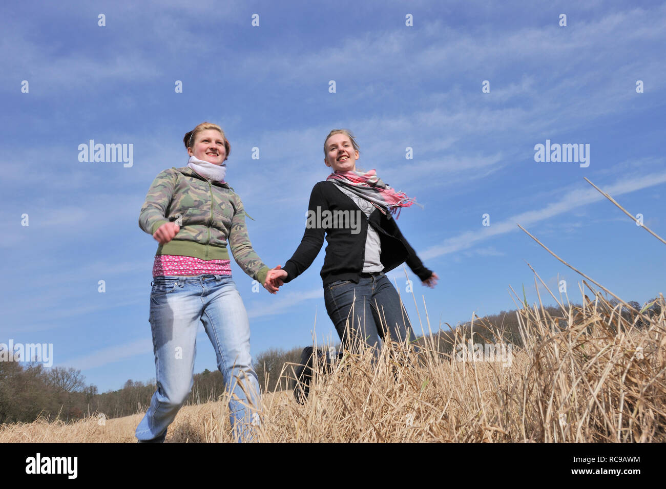 zwei junge Frauen zusammen in freier Natur | two young female teenager outside together Stock Photo