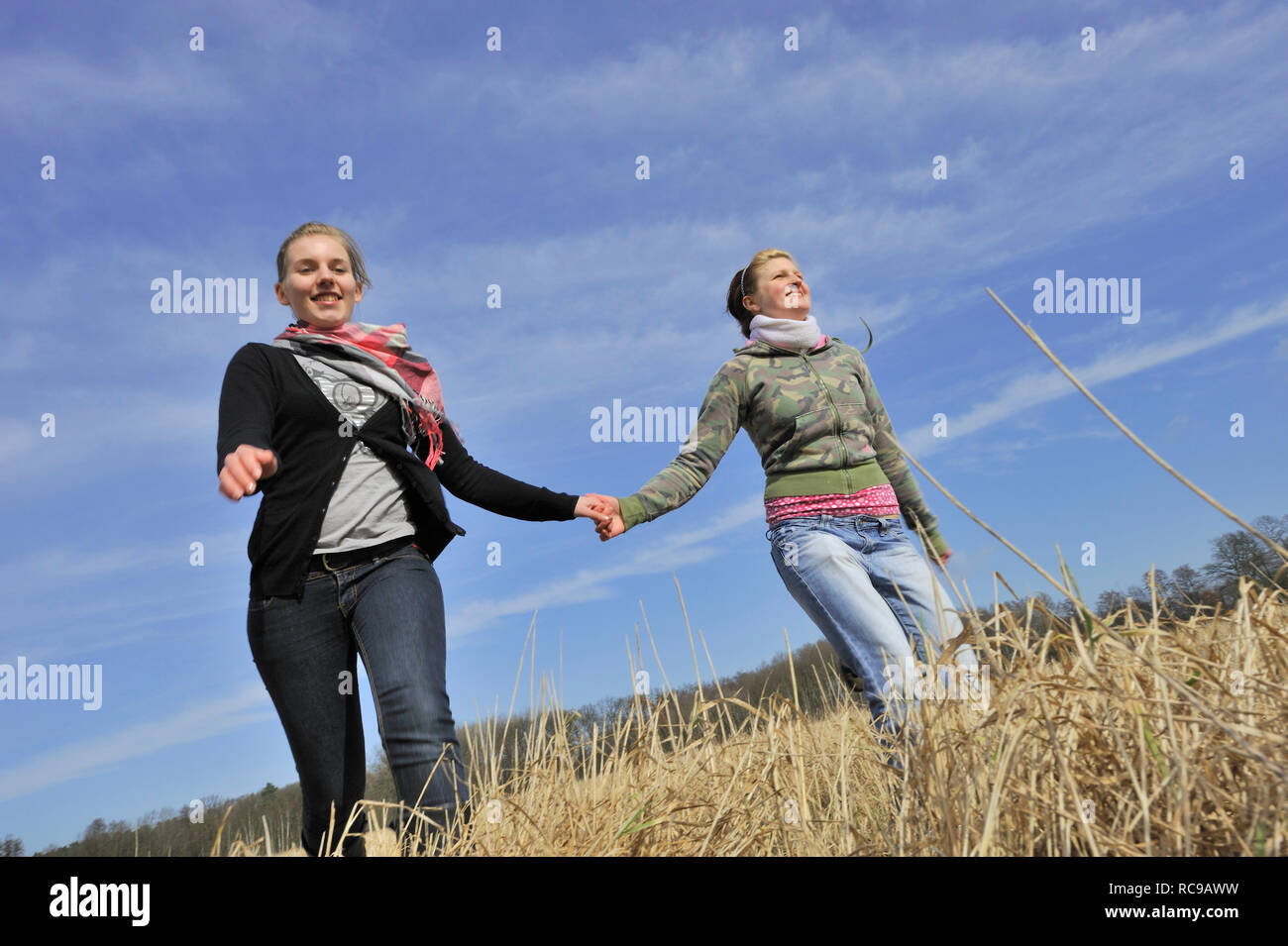 zwei junge Frauen zusammen in freier Natur | two young female teenager outside together Stock Photo
