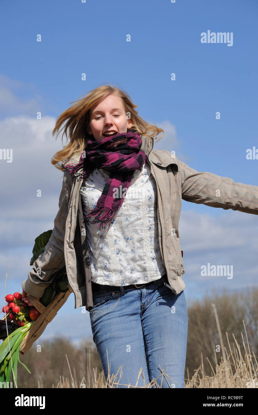 junge Frau mit Gemüsekorb im Arm - junges Gemüse | young young women with vegetable basket Stock Photo