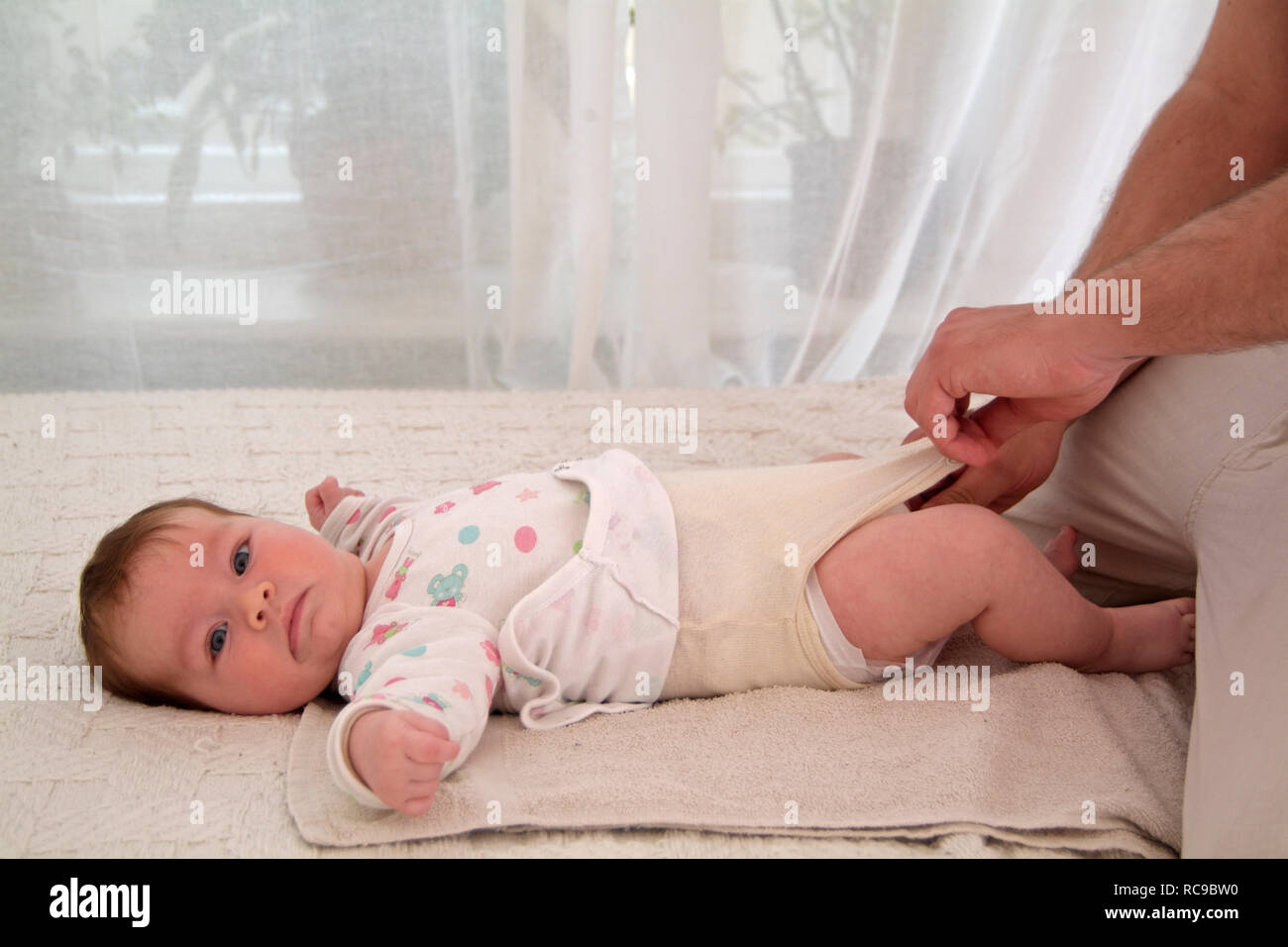 junger Vater wickelt Baby Stock Photo