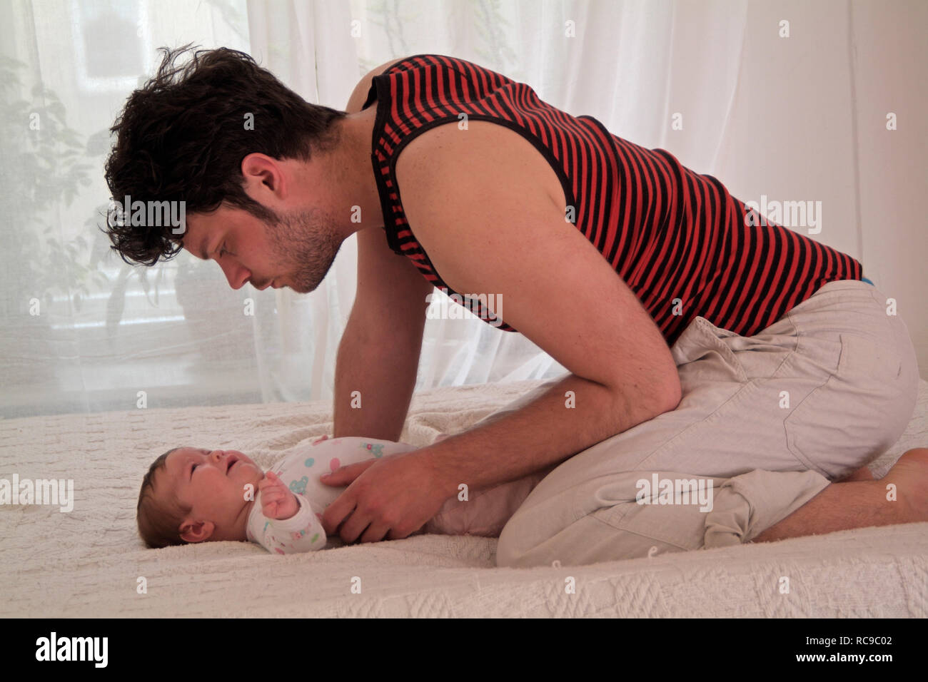 junger Vater wickelt Baby Stock Photo