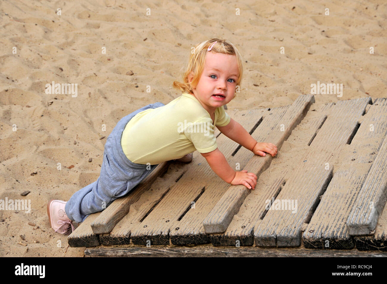 kleines Kind, Mädchen, 2 Jahre alt, auf dem Spielplatz | little child, 2 years old, on a playground Stock Photo