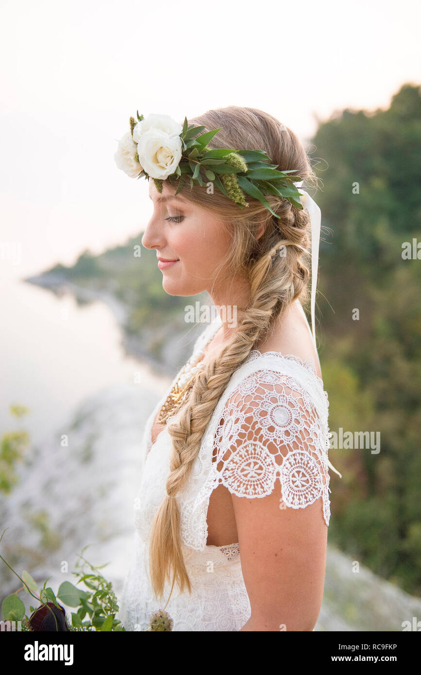 Bride on clifftop by coast, Scarborough Bluffs, Toronto, Canada Stock Photo
