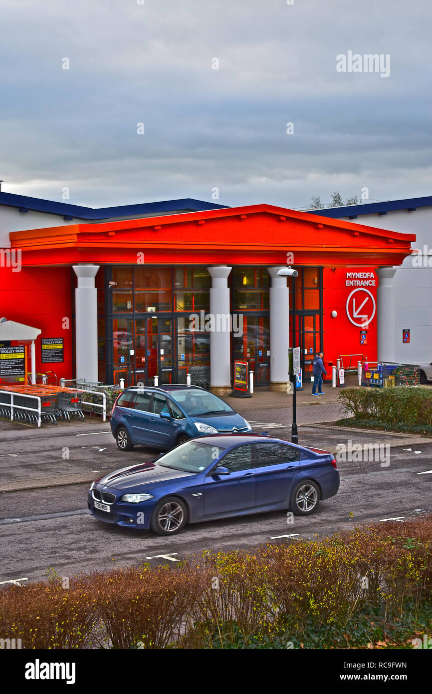 Front garden car wales hires stock photography and images Alamy