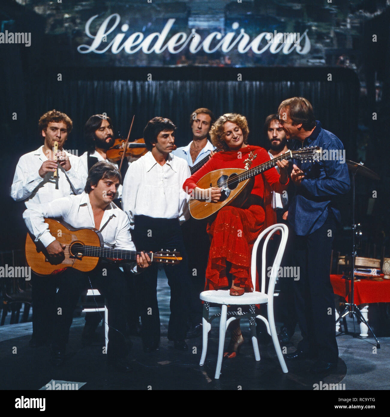 Neapolitanische Gruppe N.C.C.P. zu Gast im 'Liedercircus', Deutschland 1981. Neapolitan band N.C.C.P. performing at the show 'Liedercircus', Germany 1981. Stock Photo