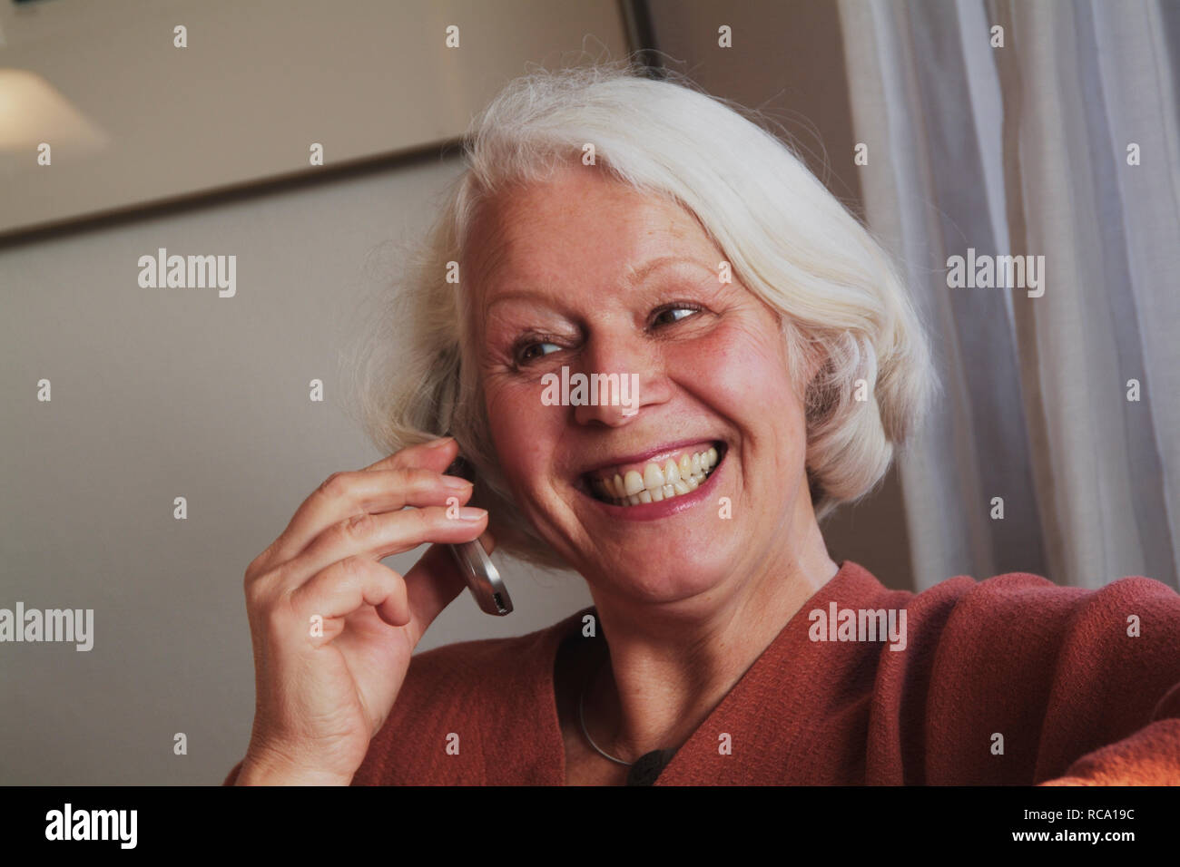 Frau mittleren Alters mit Handy | middleaged woman with mobilephone Stock Photo