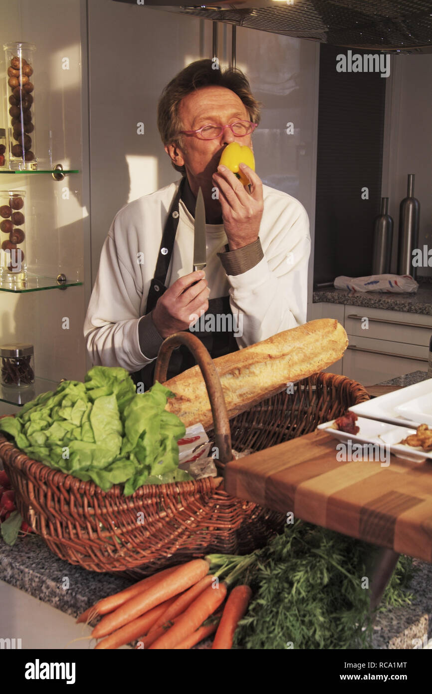 Mann mittleren Alters beim Kochen | middleaged man is cooking Stock Photo