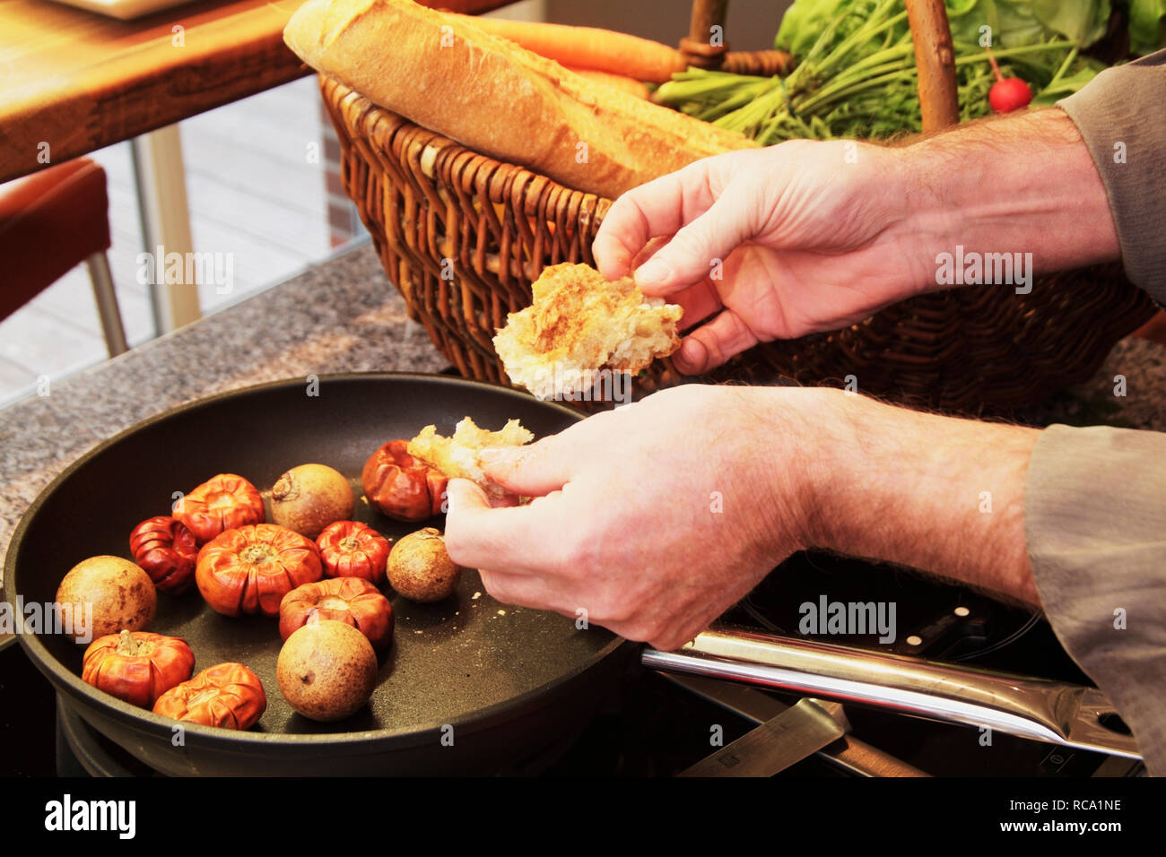 Nahaufnahme von Händen beim Kochen | Closeup of hands cooking Stock Photo