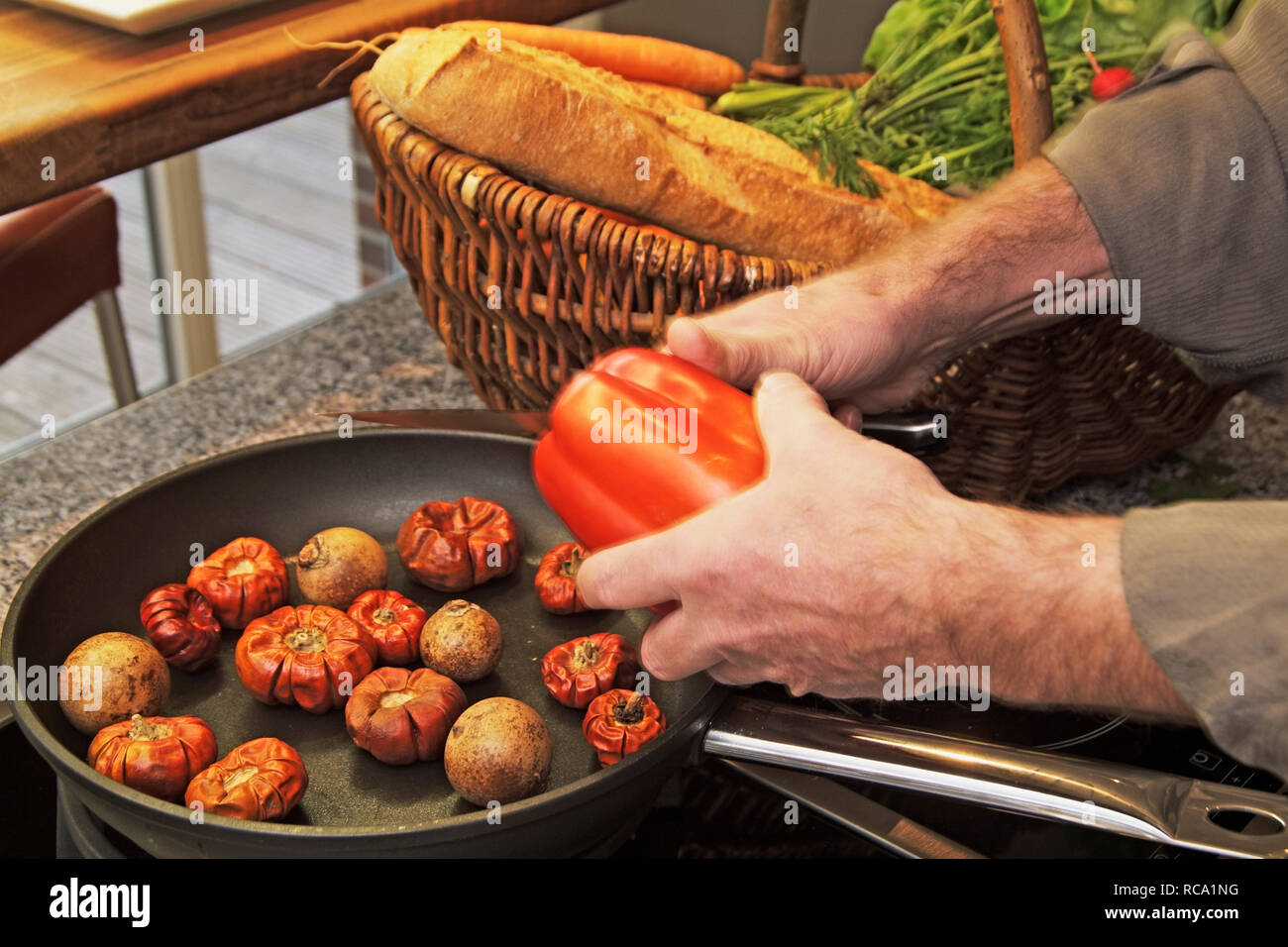 Nahaufnahme von Händen beim Kochen | Closeup of hands cooking Stock Photo