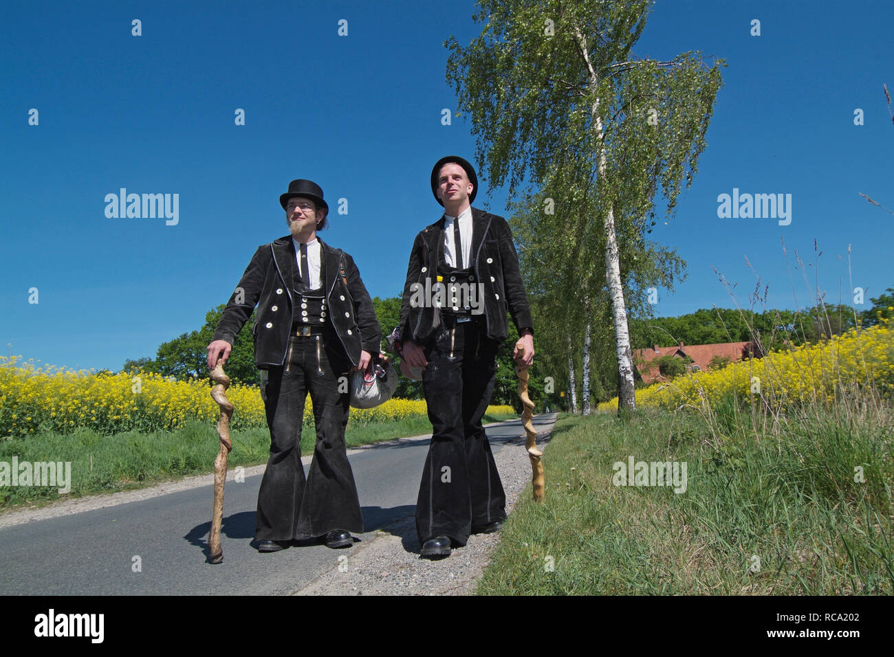 Zwei Wandergesellen auf der Walz Stock Photo