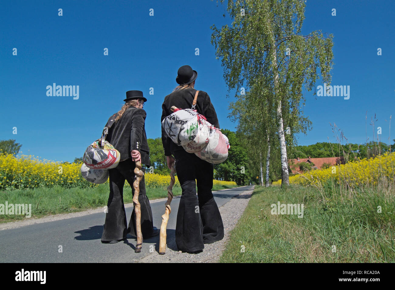 Zwei Wandergesellen auf der Walz Stock Photo