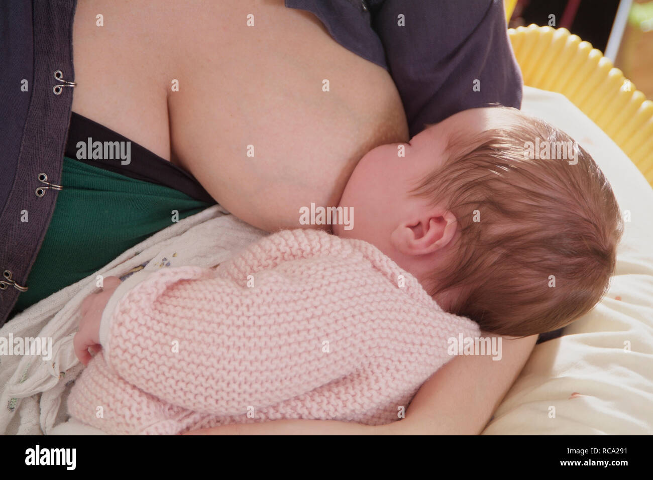 Junge Mutter stillt ihre neugeborene Tochter, das Kind ist 12 Tage alt | young mother nursing her new born baby - the baby ist 12 days old. child, chi Stock Photo