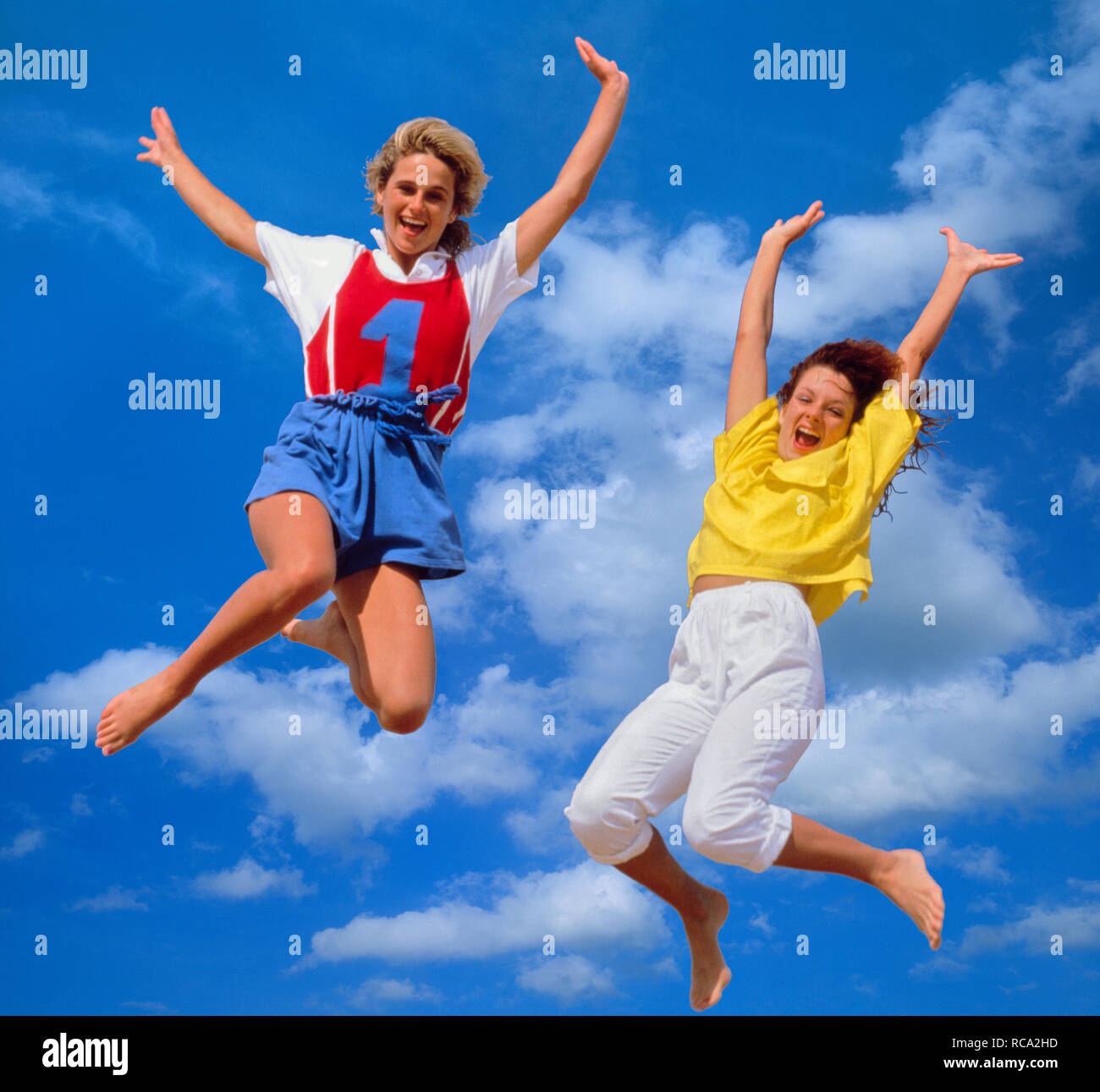 zwei junge Frauen machen Luftsprung | two young women jumping in the air *** Local Caption *** Modelrelease vorhanden | model release available Stock Photo