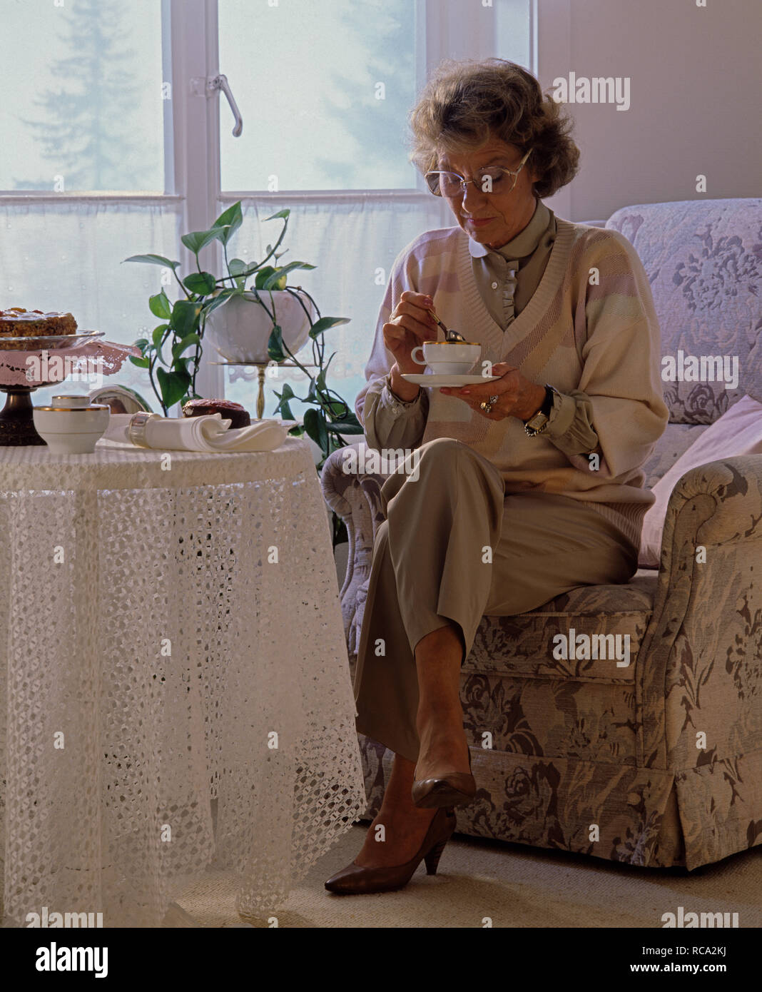 ältere Frau beim Tee trinken | elderly woman having a cup of tee *** Local Caption *** Modelrelease vorhanden | model release available Stock Photo