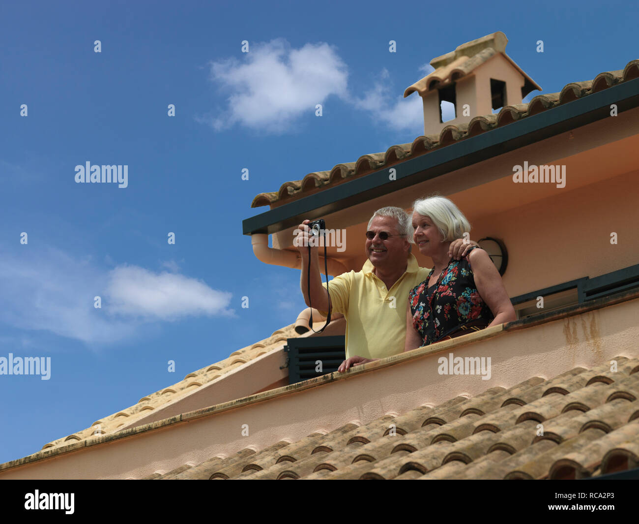älteres Ehepaar auf dem Balkon ihres Ferienhauses | elderly couple on the balcony of their holiday appartment Stock Photo