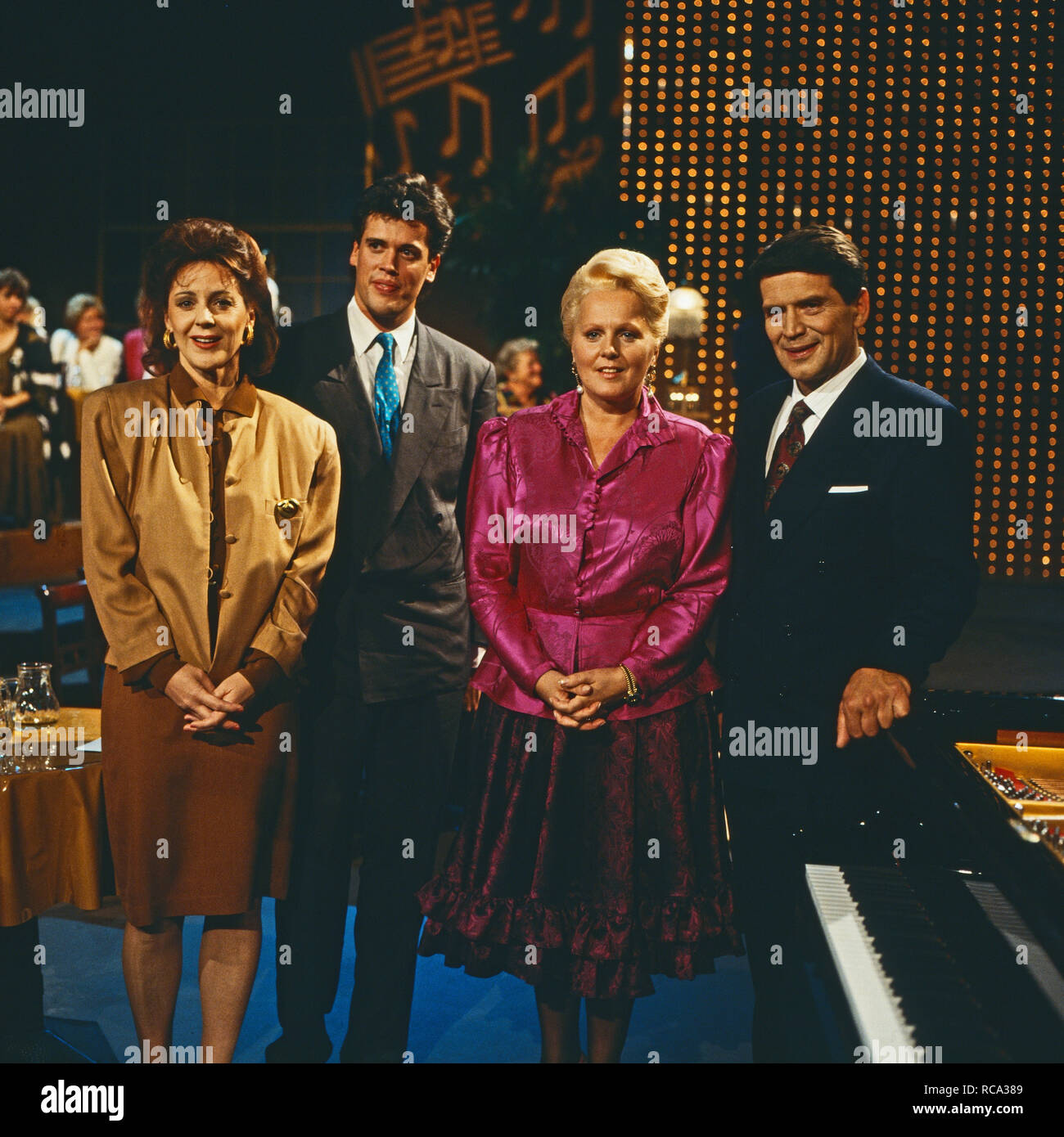Ihr Musikwunsch, Klassische Musiksendung mit Trudeliese Schmidt (links), Tzimon Barto, Katia Ricciarelli und Christian Boesch, Deutschland 1988. Stock Photo