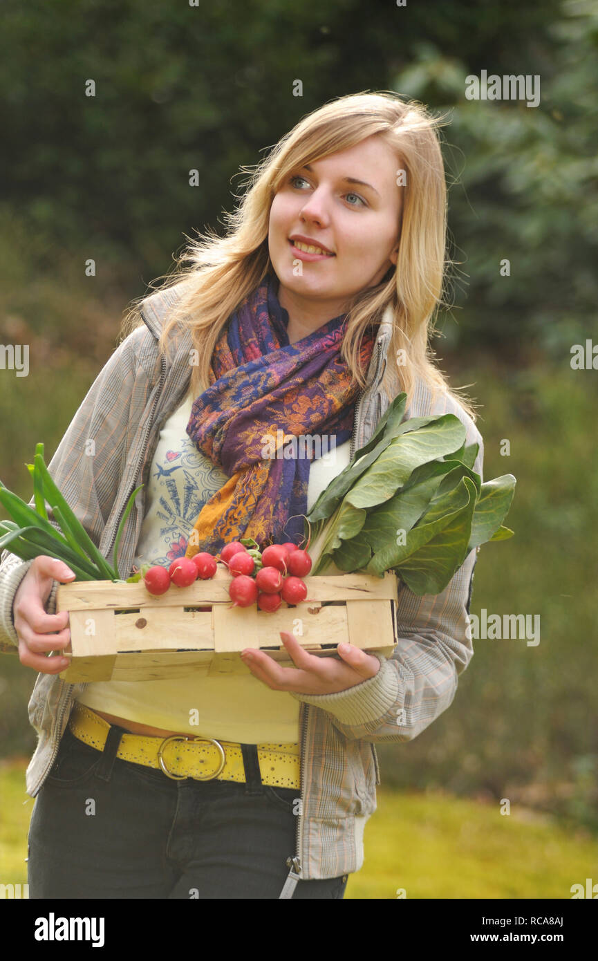 junge Frau mit Gemüsekorb im Arm - junges Gemüse | young young women with vegetable basket Stock Photo