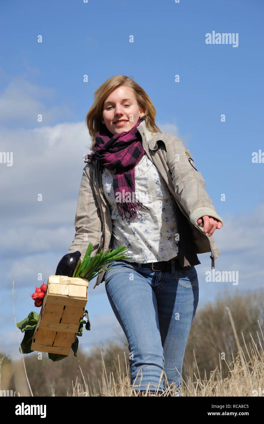 junge Frau mit Gemüsekorb im Arm - junges Gemüse | young young women with vegetable basket Stock Photo