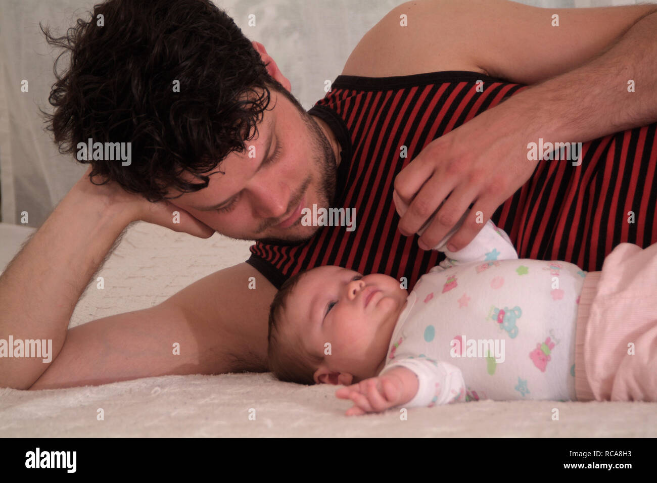 Vater kümmert sich um Säugling | father with baby taking care Stock Photo