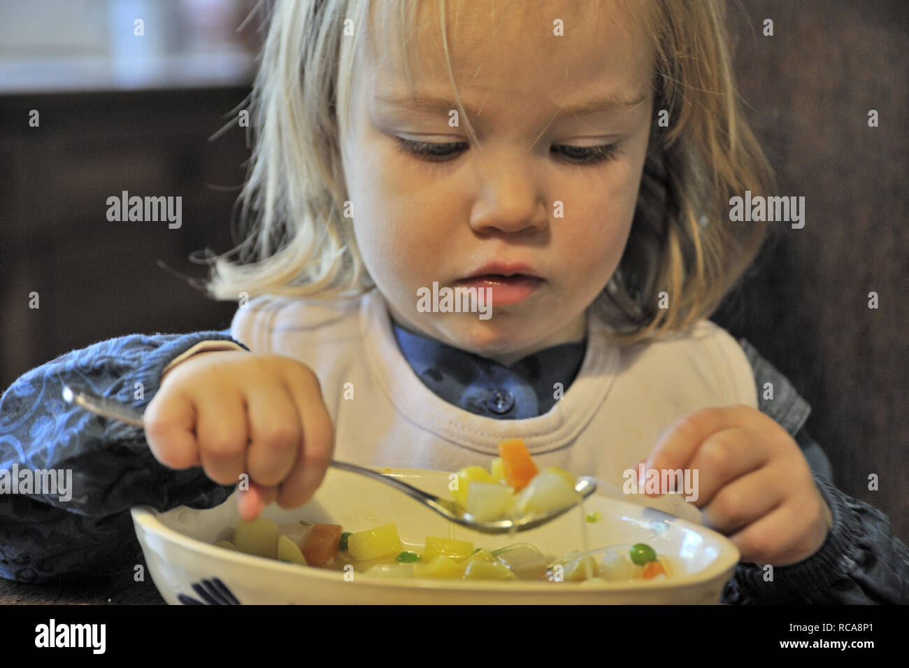 kleines Mädchen beim Essen, 2 Jahre alt | little girl eating, two years old Stock Photo