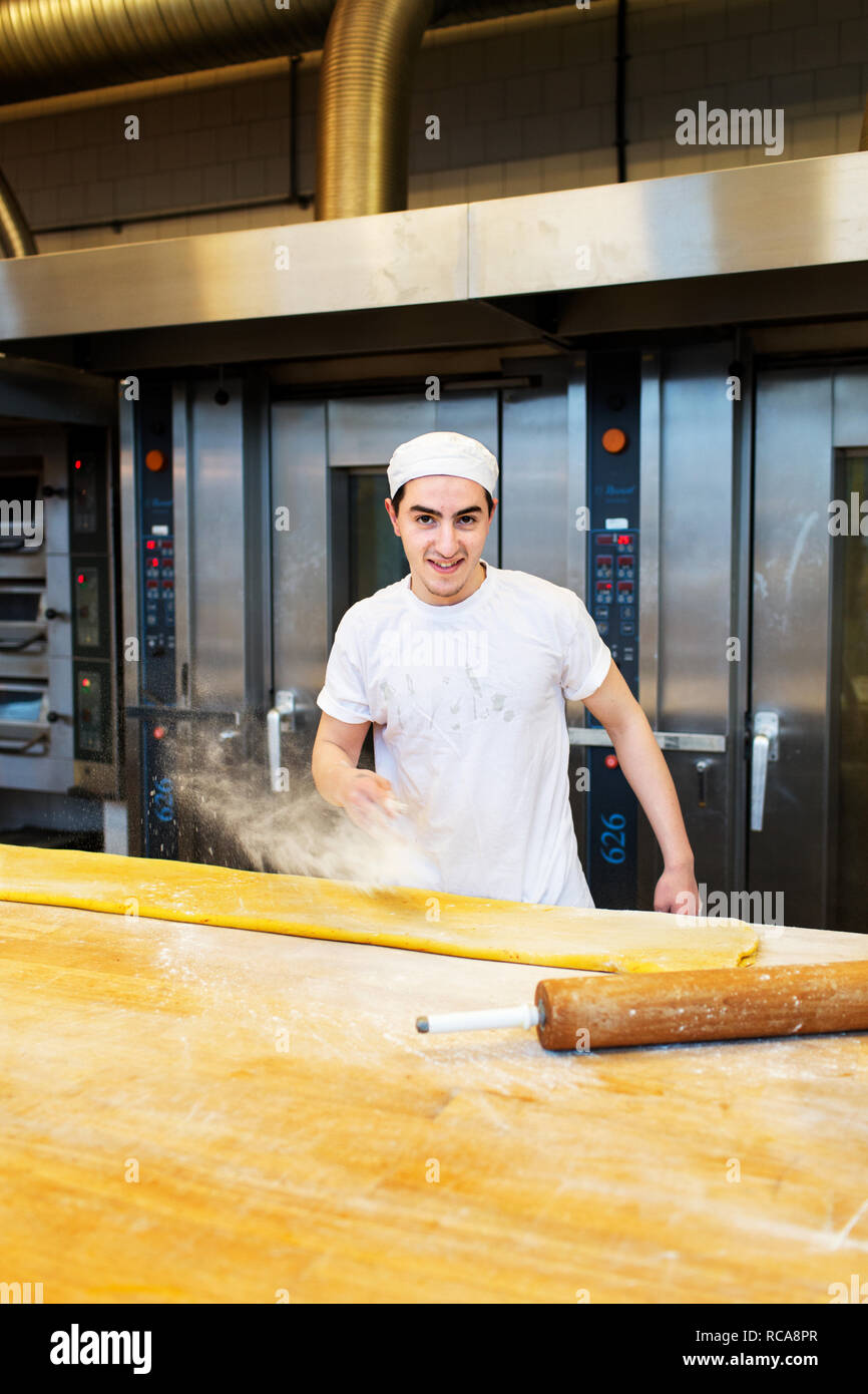Baker in bakery Stock Photo - Alamy