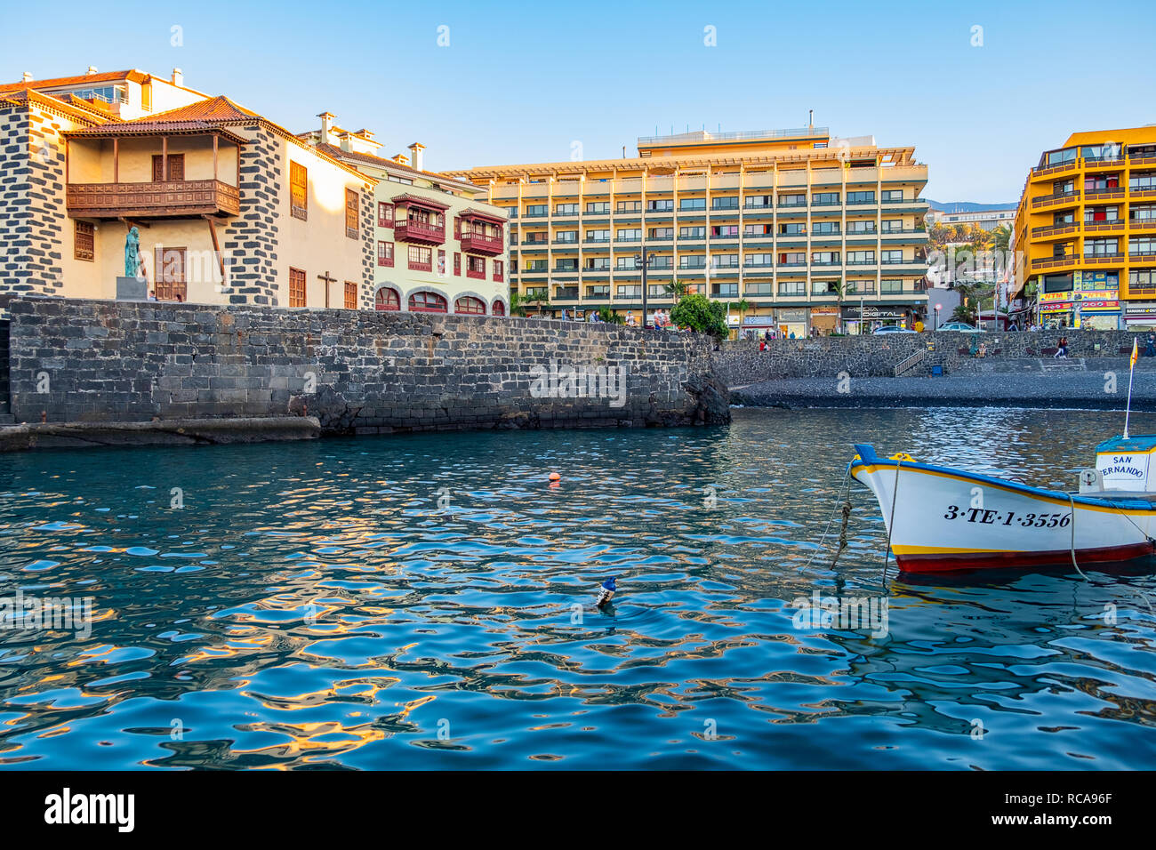 19 01 12 Puerto De La Cruz Santa Cruz De Tenerife The Port Of Puerto De La Cruz Is A Popular Tourist Attraction We See The Harbor And Mountains Stock Photo Alamy