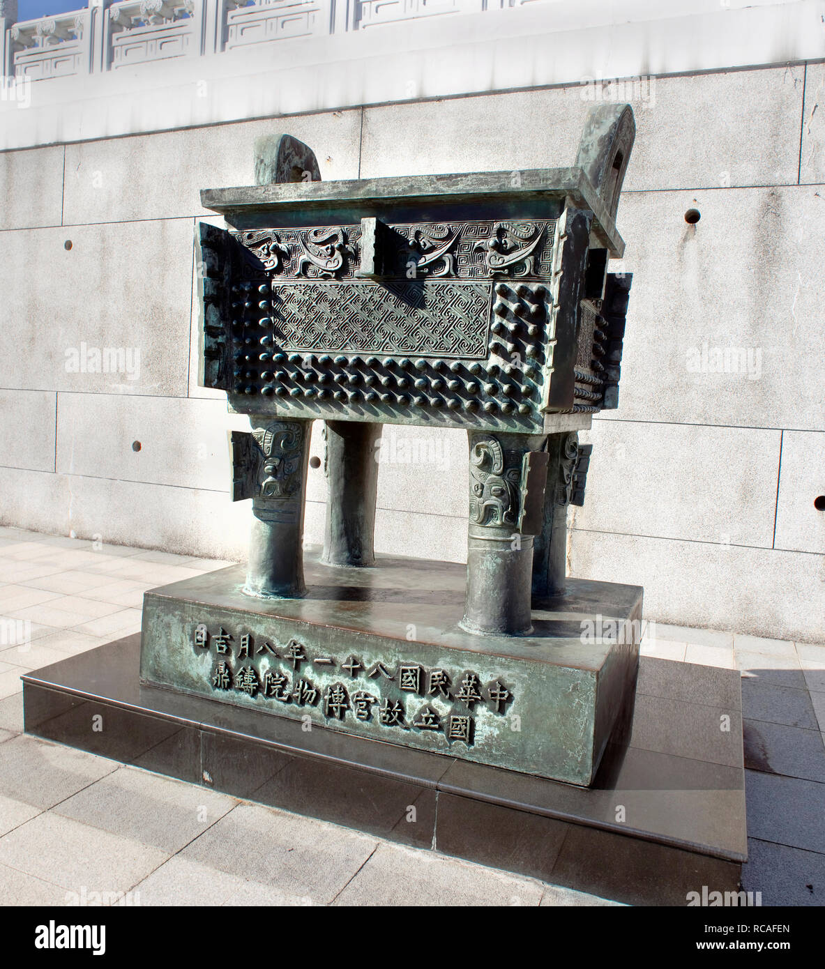 Large bronze sculpture emperor hi res stock photography and images Alamy