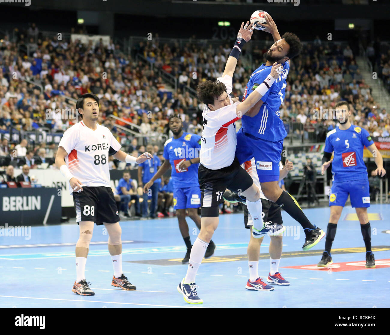 Berlin, Germany. 14th Jan, 2019. Handball IHF Men's World Championship: Korea right wing Seungdo Na defends on a shoot attempt by France left back Timothey N'Guessan Credit: Mickael Chavet/Alamy Live News Stock Photo