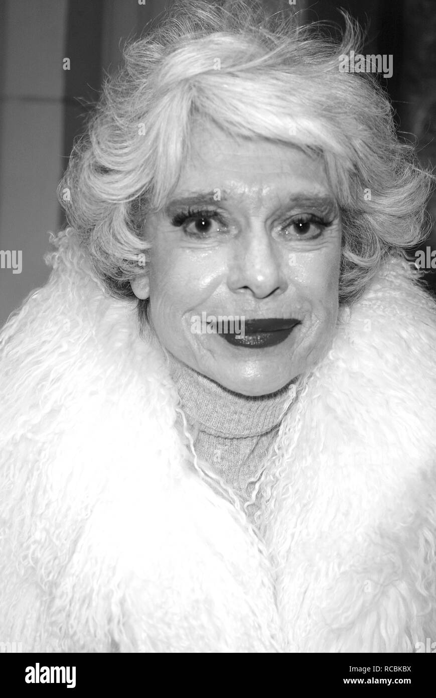 ***FILE PHOTO*** Carol Channing has passed away at 97 CAROL CHANNING Leaving the Essex House Hotel for the premiere of NICHOLAS NICKLEBY at the Beekman Theatre, New York City. December 17, 2002 Credit: Walter McBride/MediaPunch Stock Photo