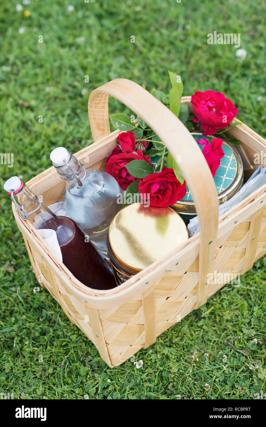 Picnic outdoors basket hi-res stock photography and images - Alamy