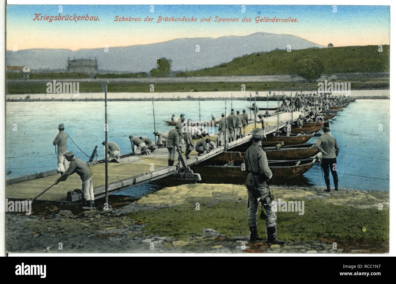 11367--1910-Schnüren der Brückendecke und Spannen des Geländerseils- Stock Photo