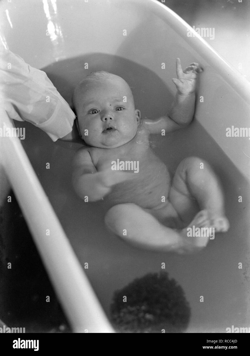 Agnes in een plastic badje met daarin een grote spons, Bestanddeelnr 189-1166. Stock Photo