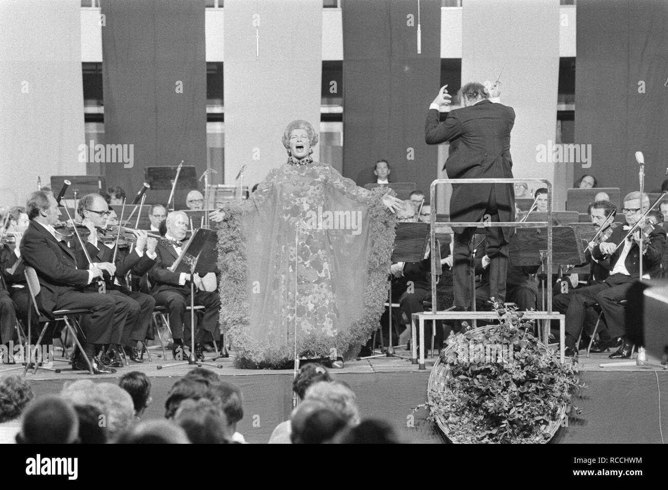 Afscheidsconcert van Gre Brouwenstijn met Concertgebouworkest in RAI Amsterdam, Bestanddeelnr 924-6783. Stock Photo