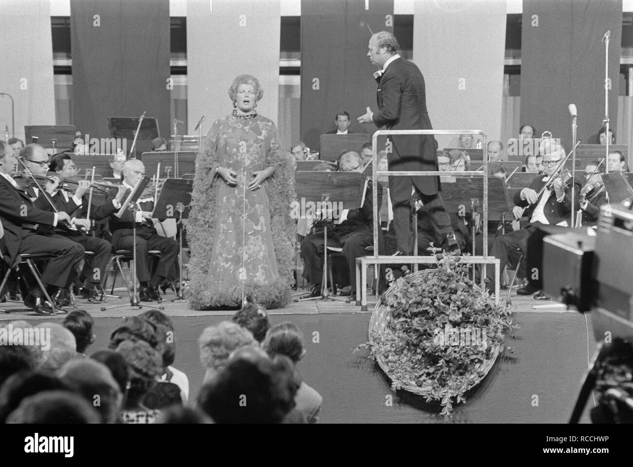 Afscheidsconcert van Gre Brouwenstijn met Concertgebouworkest in RAI Amsterdam, Bestanddeelnr 924-6785. Stock Photo