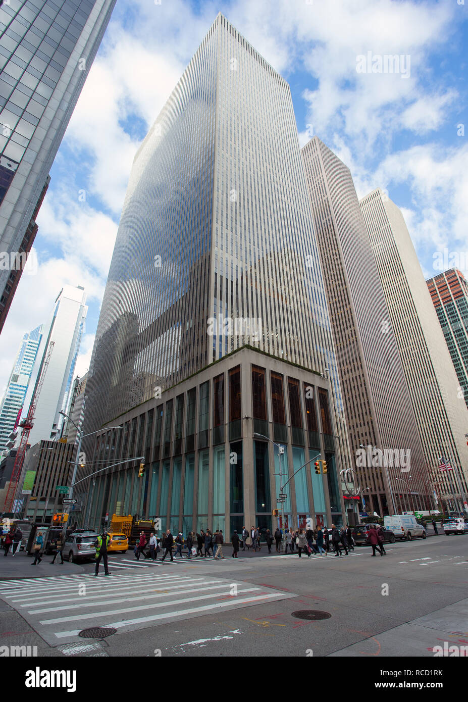 General View GV of the News Corporation Building, 1211 Avenue of the Americas, New York, NY 10036, USA. The building serves as the global headquarters Stock Photo