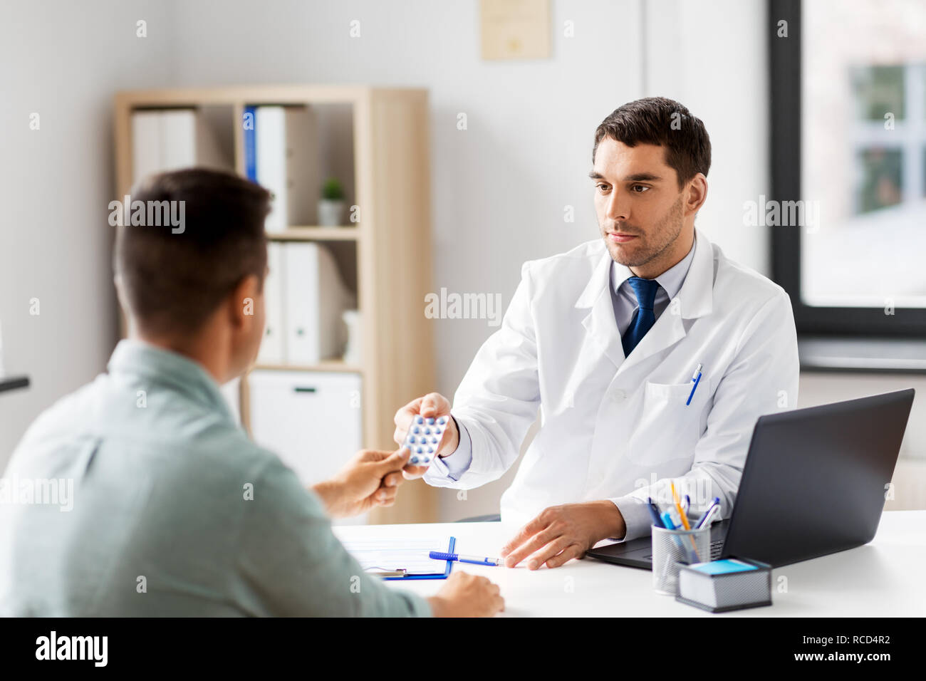 Doctor gives. врач назначает. доктор с пациентом. Doctor gives. врач и пациент.