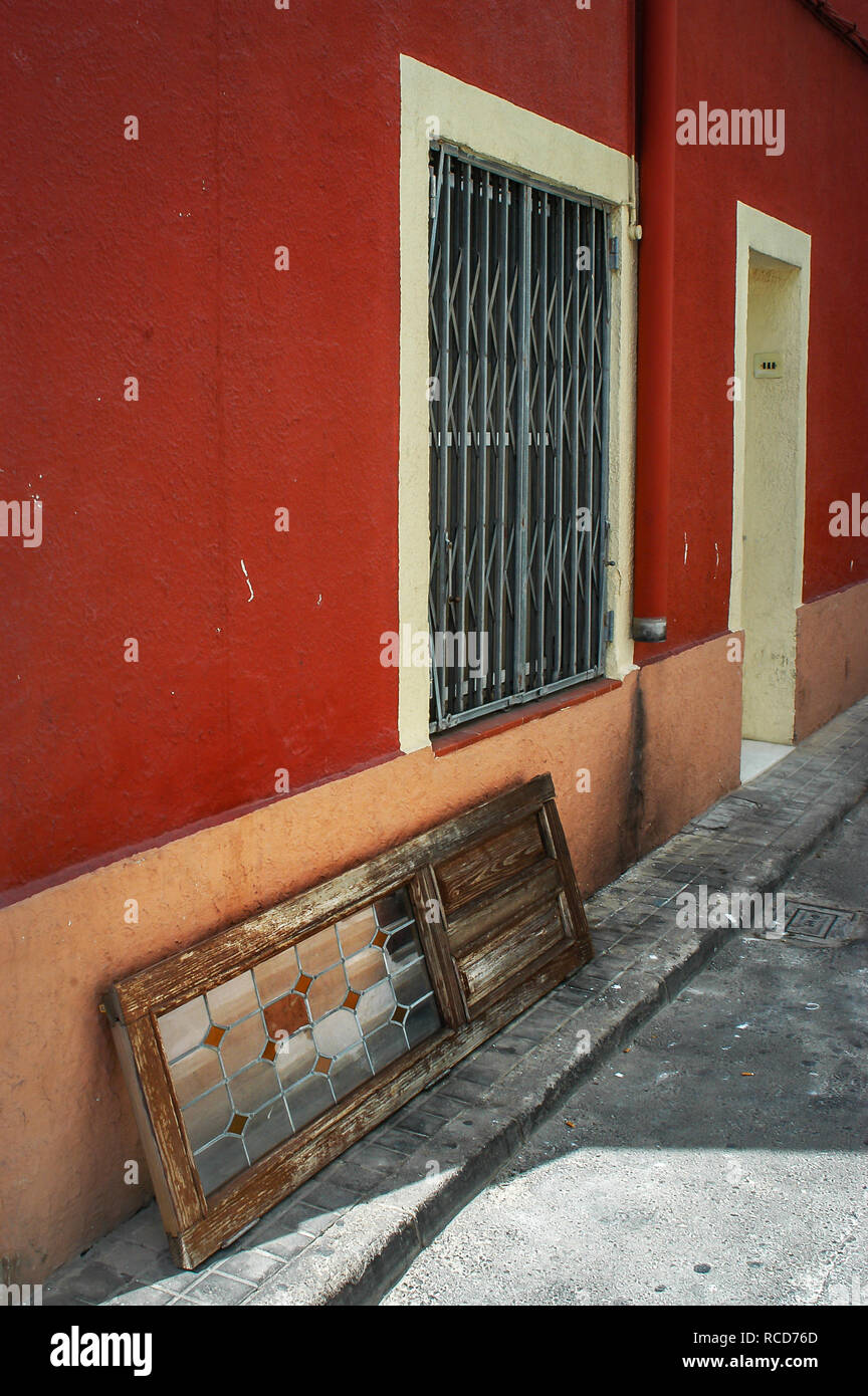 Leaning on door frame hires stock photography and images Alamy