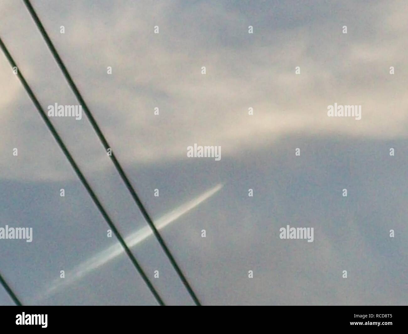 Aircraft forming contrail Stock Photo - Alamy