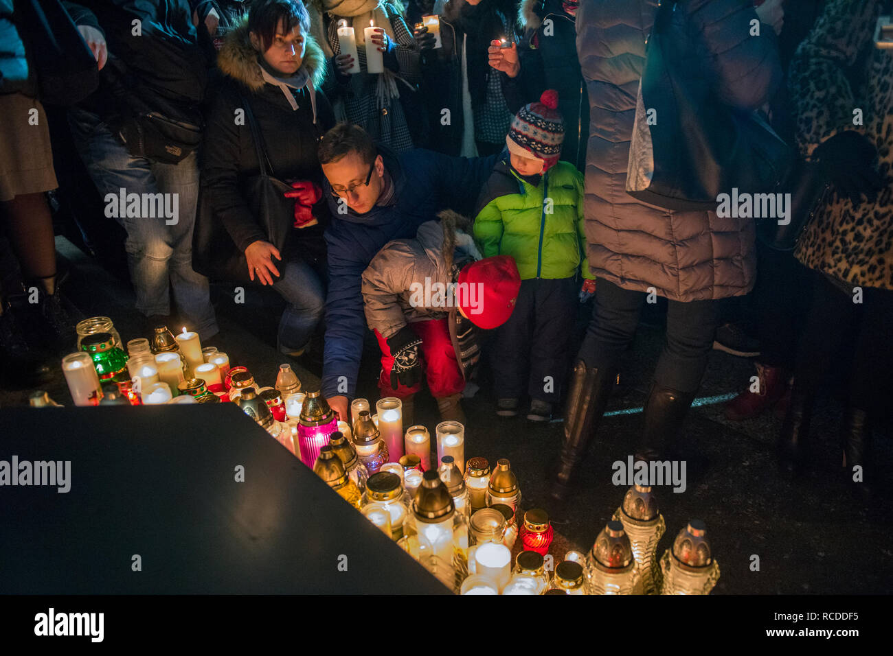 A family with young children are seen lightning candles in memory of mayor Pawel Adamowicz. Pawel Adamowicz, the mayor of the Polish city of Gdansk died after being stabbed several times on stage during the Great Orchestra of Christmas Charity, Poland’s most important charity on Sunday evening. Stock Photo