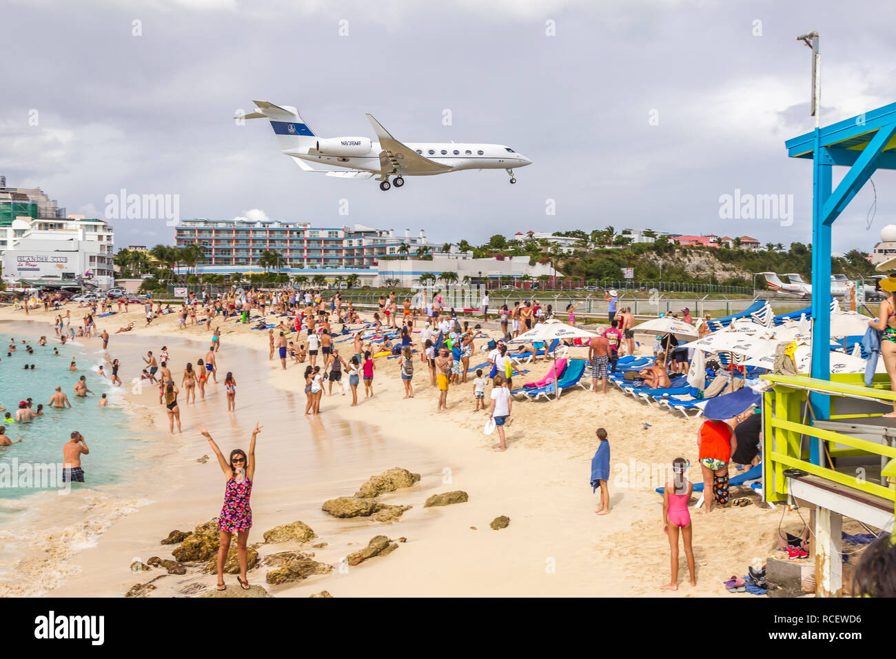 N6mf Gulfstream G Iv Private Jet Flying In Low Over Moho Bay Into Princess Juliana Airport In St Marten Stock Photo Alamy N6mf Gulfstream G Iv Private Jet Flying In Low Over Moho Bay Into Princess Juliana Airport In St Marten Stock Photo Alamy