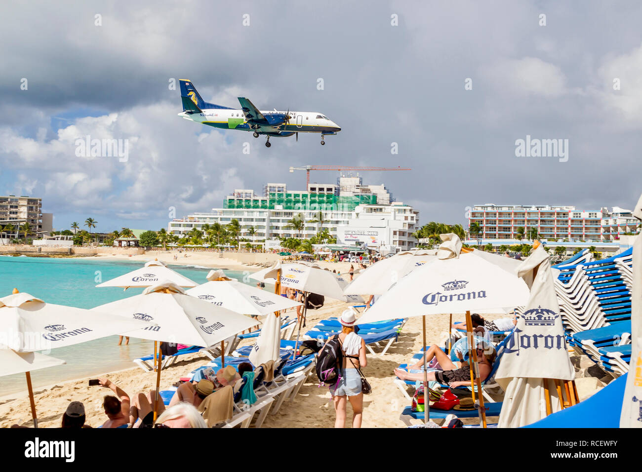 N283AE, Seaborne Airlines, Saab 340B flying in low over Moho bay into Princes Juliana airport in St Marten. Stock Photo