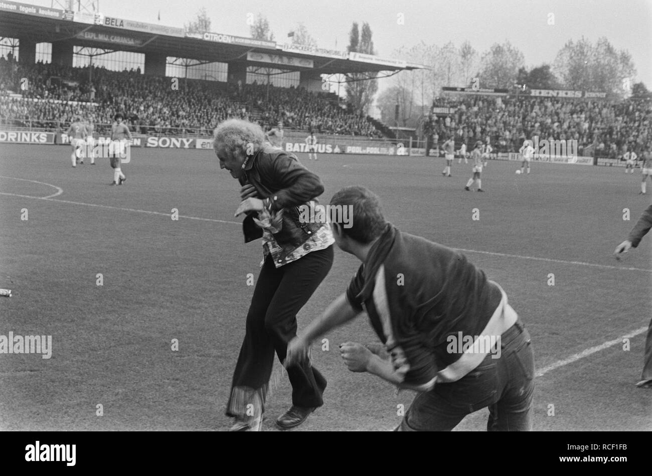 Ajax tegen FC Utrecht 7-0 supporters gaan elkaar met ketting te lijf,  Bestanddeelnr 928-8470 Stock Photo - Alamy