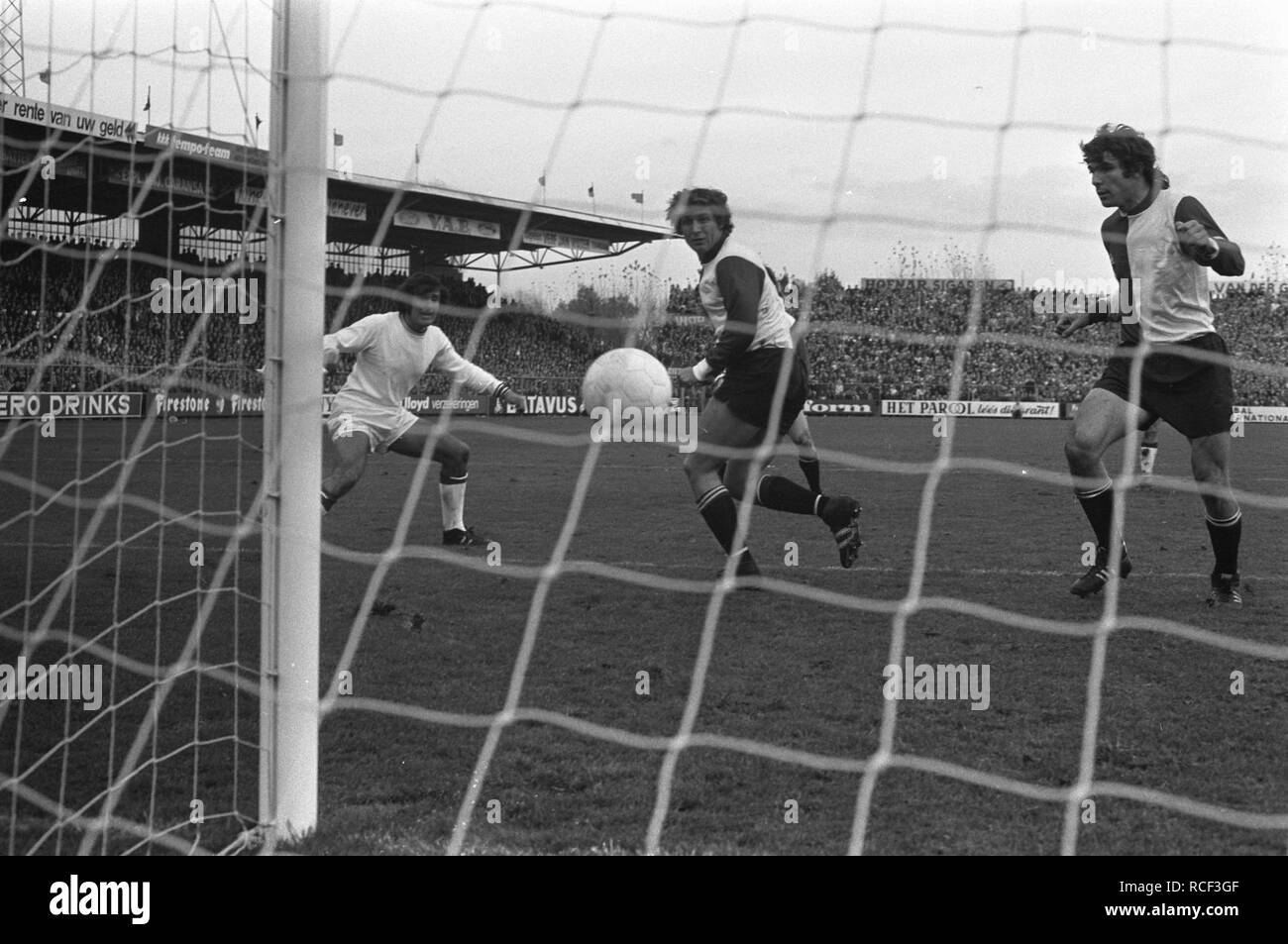 Ajax tegen Feyenoord 2-1, Swart (l) scoort met kopbal, (r Van Hanegem, Bestanddeelnr 925-1128. Stock Photo