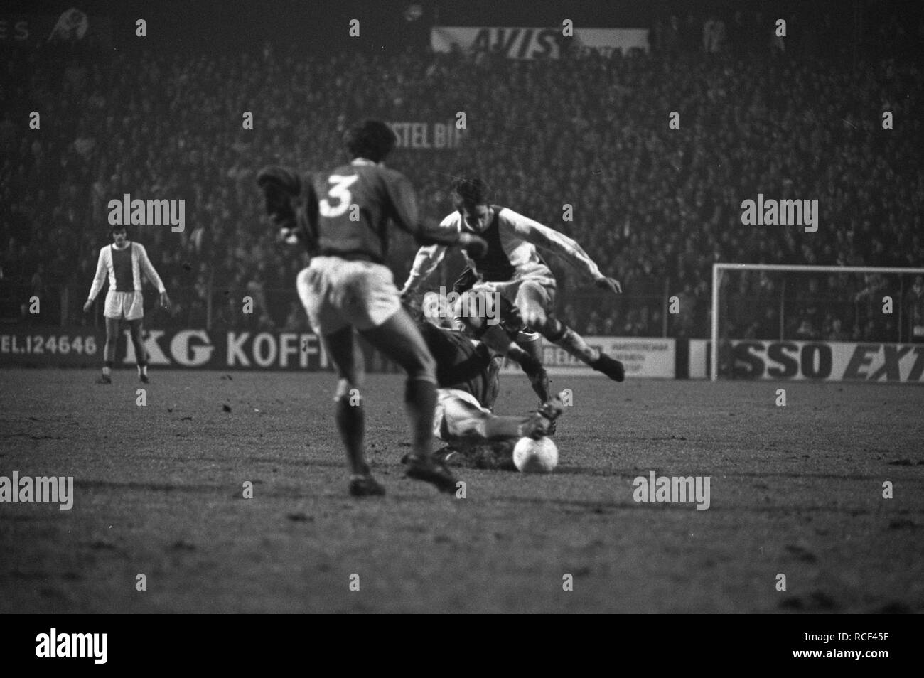 paniek Sherlock Holmes Lieve Ajax tegen Go Ahead Eagles 3-0 om KNVB beker Johan Cruijff (rechts) in  actie, Bestanddeelnr 925-3966 Stock Photo - Alamy