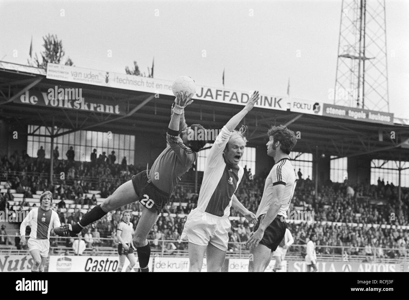 Ajax tegen Roda JC 1-2, Doelman Jo van der Mierden vangt de bal voordat  Ruud Gee, Bestanddeelnr 929-1673 Stock Photo - Alamy