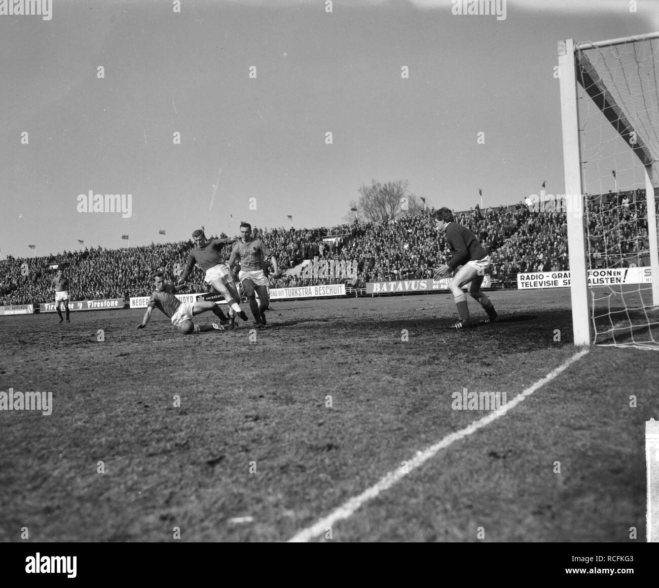 Doorbreken hires stock photography and images Alamy