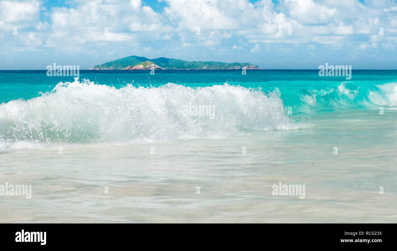 Transparent ocean waves white sandy hi-res stock photography and images ...