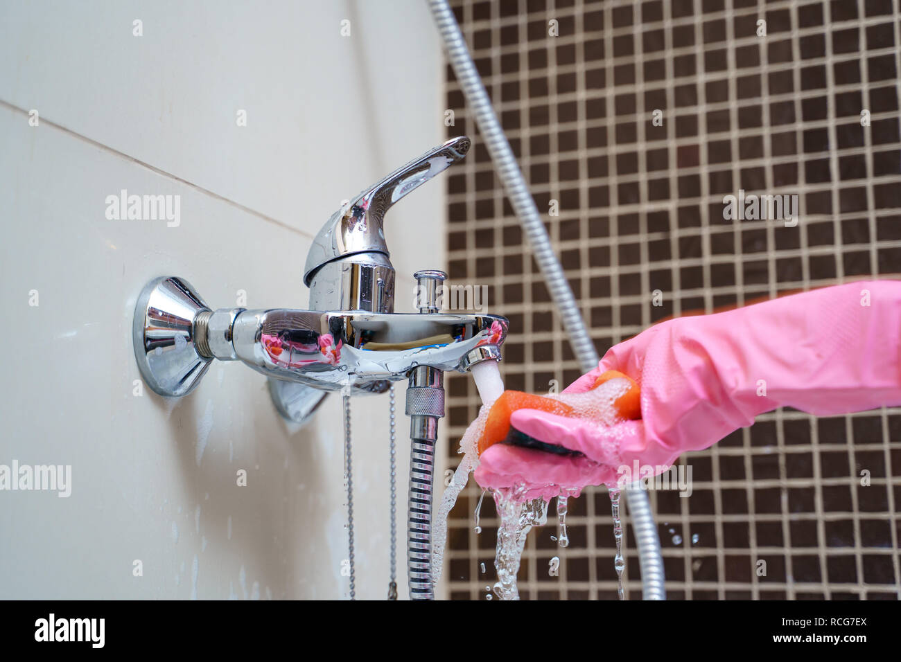 Woman cleaning the bath tub hi-res stock photography and images - Alamy