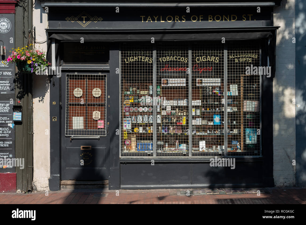 Tobacco shop store hi-res stock photography and images